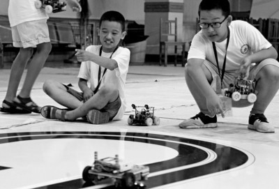 辽沈晚报：小学生机器人奥赛“比电脑游戏好玩多了”